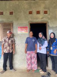 65 Keluarga Penerima Manfaat Bansos Rumahnya Ditempeli Sticker 